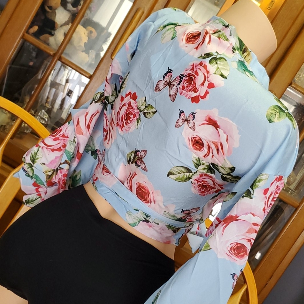 Stunning floral Wrap Top SUPER CUTE! IMPORTED - Picture 6 of 11